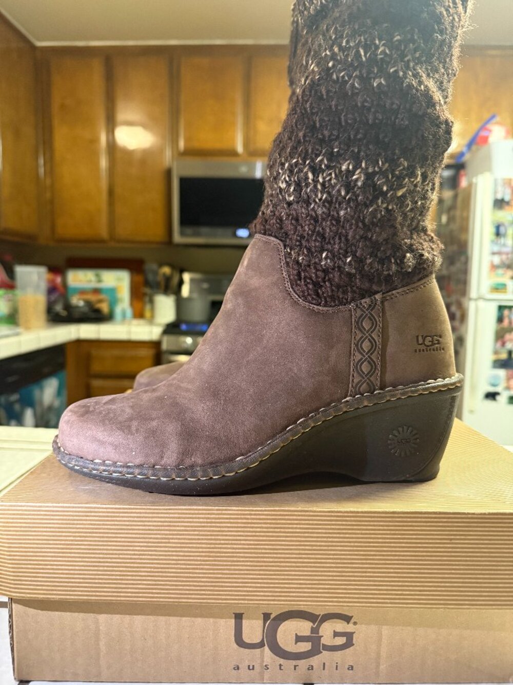 UGG's W Cresthaven Heeled Boots Sz. 8 - Picture 2 of 9